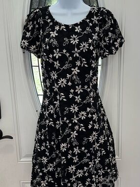 Black Floral Embroidered Short Sleeve Dress Stretchy Medium